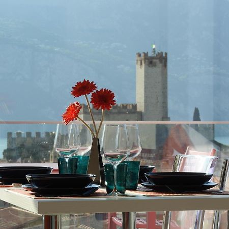 Blue Sky Garda - Sunset Apartment มัลเชซิเน ภายนอก รูปภาพ