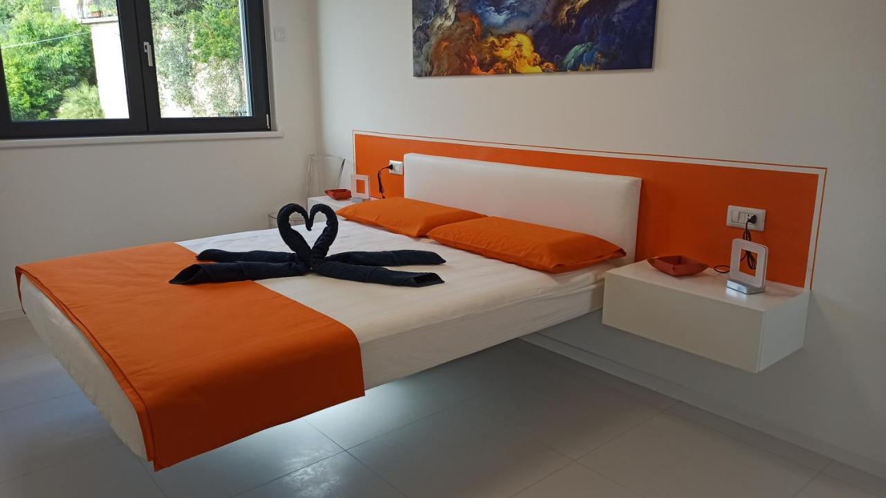 Blue Sky Garda - Sunset Apartment มัลเชซิเน ภายนอก รูปภาพ